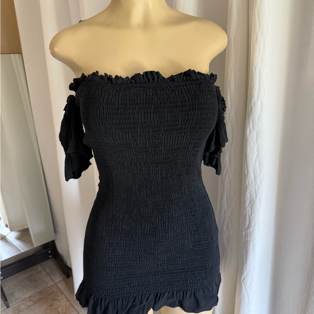 Chic Black Strapless Dress with Sleek Silhouette